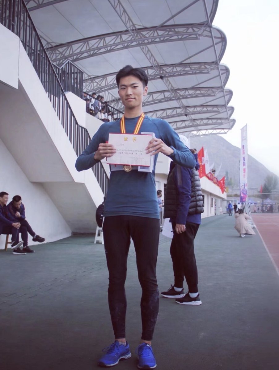 2019 年兰州大学新生运动会，手持 100 米第一名证书，戴着金牌