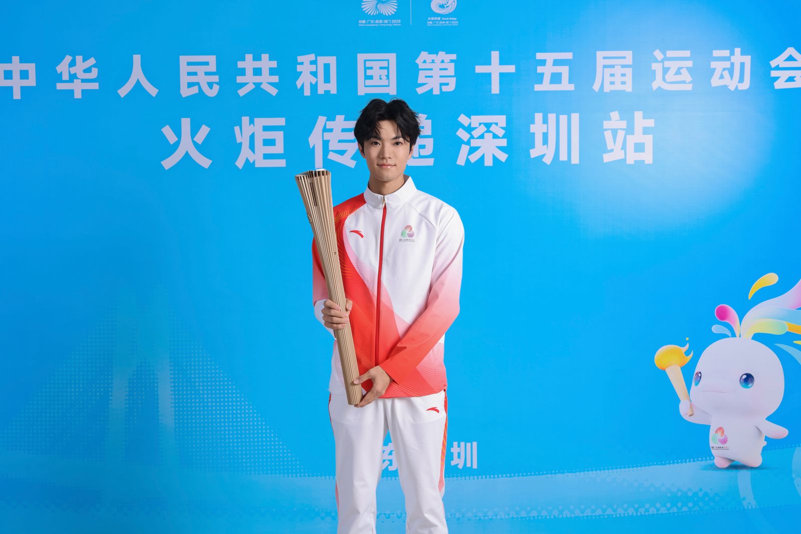 第十五届全国运动会火炬传递深圳站，手持火炬